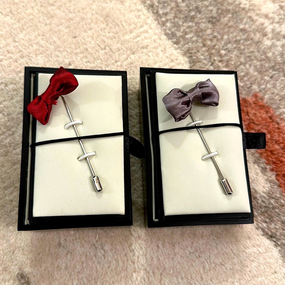 Bloomingdales Mens suit blazer sport coat floral bow tie lapel pin